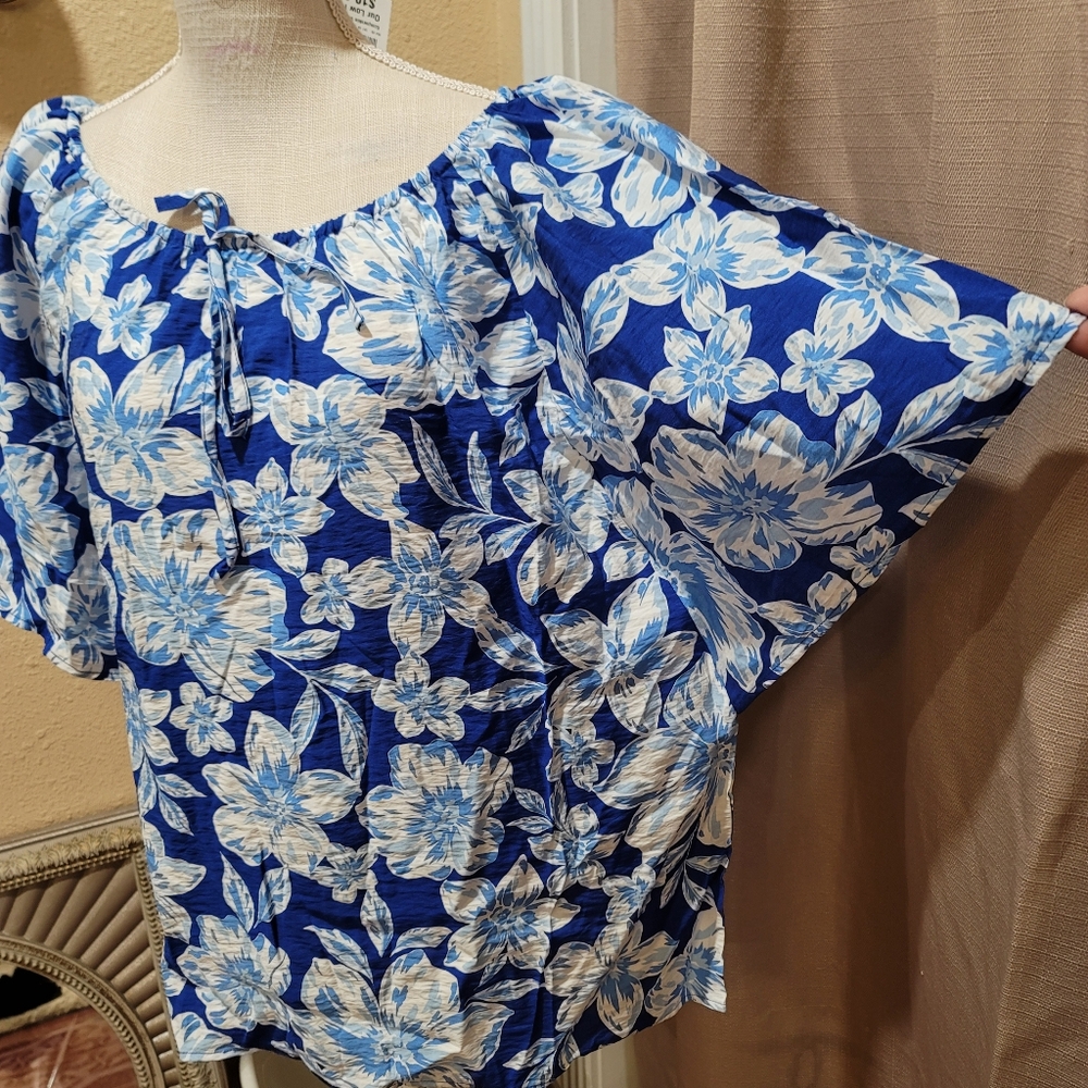 New pull over blouse - Picture 2 of 4